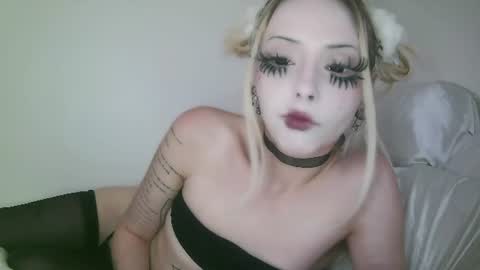 Snapshot of bl0odsyring3 chatting on 06-16-26, 06:32 vampire fang online show from 06-16-26, 06:32