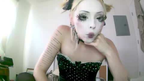 Snapshot of bl0odsyring3 chatting on 06-19-26, 10:13 vampire fang online show from 06-19-26, 10:13