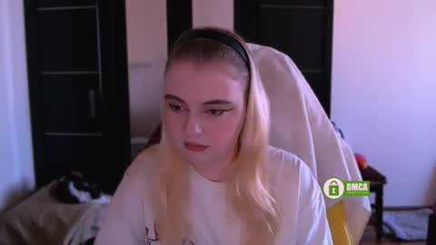 Snapshot of black_neon chatting on 10-11-25, 09:19 Sasha and Bella online show from 10-11-25, 09:19