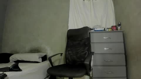 Snapshot of blackdickstar chatting on 11-25-25, 01:38 blackdickstar online show from 11-25-25, 01:38