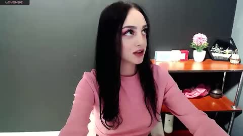 Snapshot of blacky_berry chatting on 12-02-24, 01:24 Ivy online show from 12-02-24, 01:24