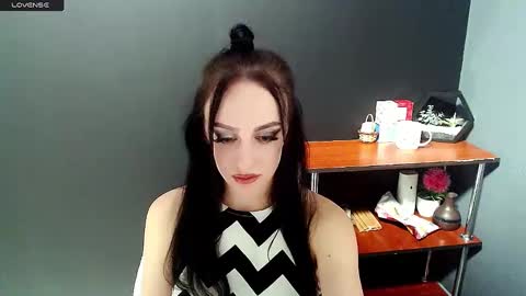 Snapshot of blacky_berry chatting on 12-19-24, 07:51 Ivy online show from 12-19-24, 07:51