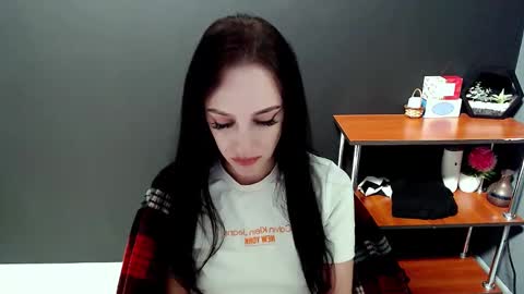 Snapshot of blacky_berry chatting on 01-06-25, 04:23 Ivy online show from 01-06-25, 04:23