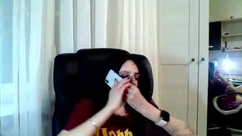 Snapshot of blacky_berry chatting on 01-21-25, 06:55 Ivy online show from 01-21-25, 06:55