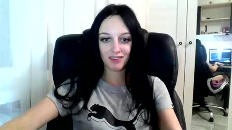 Snapshot of blacky_berry chatting on 01-24-25, 05:00 Ivy online show from 01-24-25, 05:00