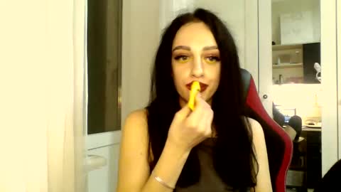 Snapshot of blacky_berry chatting on 03-05-25, 11:05 Ivy online show from 03-05-25, 11:05