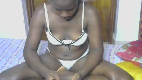 Snapshot of blahkbeauty chatting on 11-25-25, 07:25 VIVIAN online show from 11-25-25, 07:25