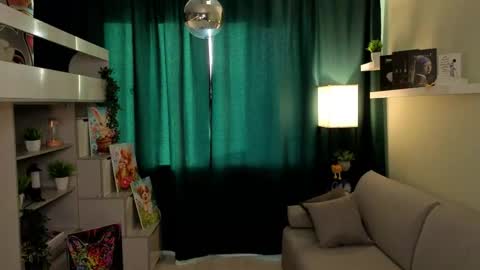 Snapshot of bless_mee chatting on 05-31-26, 04:25 Mia online show from 05-31-26, 04:25