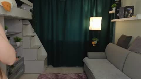 Snapshot of bless_mee chatting on 06-18-26, 04:11 Mia online show from 06-18-26, 04:11