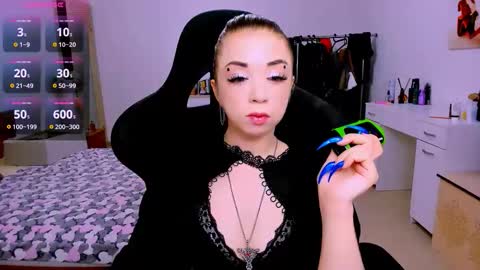 Snapshot of blinkofeyess chatting on 06-11-26, 05:38 Nicole online show from 06-11-26, 05:38