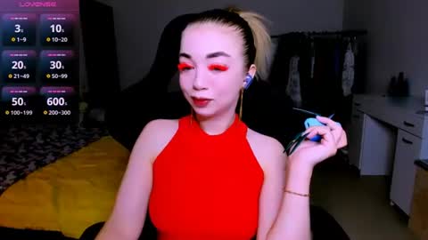 Snapshot of blinkofeyess chatting on 07-17-26, 11:06 Nicole online show from 07-17-26, 11:06