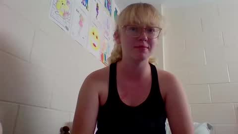 Snapshot of blonde_katie chatting on 09-29-25, 12:27 Katie online show from 09-29-25, 12:27