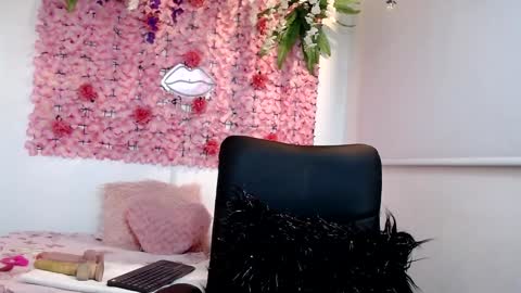 Snapshot of blonde_squirt_ chatting on 12-22-24, 01:01 blonde_squirt_ online show from 12-22-24, 01:01