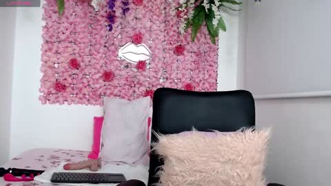 Snapshot of blonde_squirt_ chatting on 02-07-25, 04:06 blonde_squirt_ online show from 02-07-25, 04:06