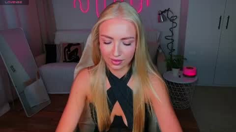 Snapshot of blonde_vibe chatting on 06-25-26, 02:32 Nessa online show from 06-25-26, 02:32