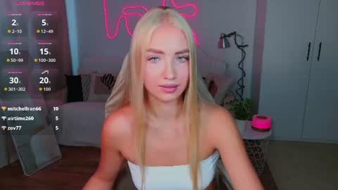 Snapshot of blonde_vibe chatting on 07-23-26, 12:03 Nessa online show from 07-23-26, 12:03
