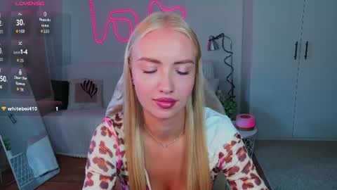 Snapshot of blonde_vibe chatting on 07-31-26, 02:38 Nessa online show from 07-31-26, 02:38
