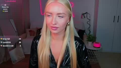 Snapshot of blonde_vibe chatting on 08-06-26, 05:26 Nessa online show from 08-06-26, 05:26