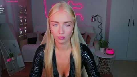 Snapshot of blonde_vibe chatting on 08-07-26, 01:02 Nessa online show from 08-07-26, 01:02