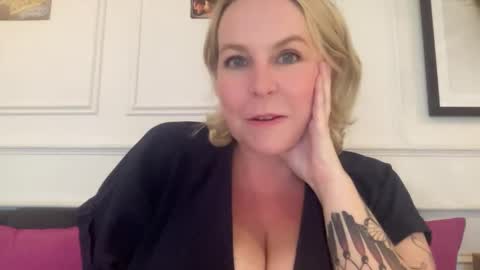 Snapshot of blondejj chatting on 01-20-25, 06:21 JJ online show from 01-20-25, 06:21