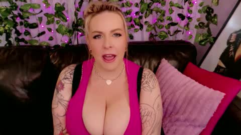 Snapshot of blondejj chatting on 01-19-26, 03:32 JJ online show from 01-19-26, 03:32