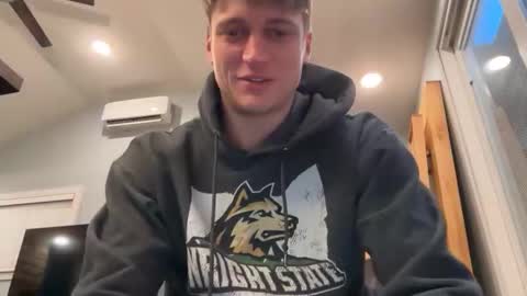 Snapshot of blue_eyed_beau chatting on 02-25-26, 04:33 Beau online show from 02-25-26, 04:33