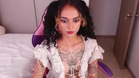 Snapshot of bluee_v chatting on 06-03-26, 10:37 Im Abril .. Nice to meet you thumb up me please its important INDEPENDENT MODEL online show from 06-03-26, 10:37