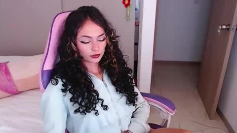 Snapshot of bluee_v chatting on 06-09-26, 01:39 Im Abril .. Nice to meet you thumb up me please its important INDEPENDENT MODEL online show from 06-09-26, 01:39