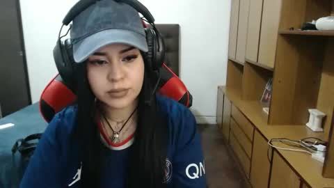 Snapshot of bluegoddessstoned chatting on 09-18-25, 02:57 bluegoddessstoned online show from 09-18-25, 02:57