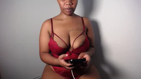 Snapshot of blueyivy chatting on 06-04-26, 01:06 Babygirl online show from 06-04-26, 01:06