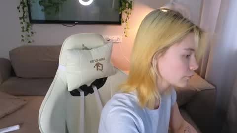 Snapshot of blvckmilk chatting on 07-14-26, 02:05 Alice and David online show from 07-14-26, 02:05