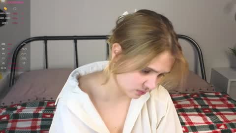 Snapshot of blytheaven chatting on 12-18-24, 08:14 Erica online show from 12-18-24, 08:14