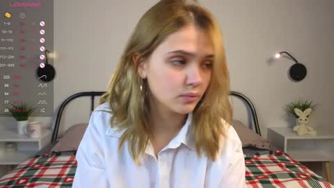 Snapshot of blytheaven chatting on 12-22-24, 04:38 Erica online show from 12-22-24, 04:38