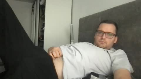 Snapshot of bobbele94 chatting on 12-16-25, 12:32 bobbele94 online show from 12-16-25, 12:32