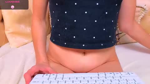 Snapshot of bom_mia_bom chatting on 12-19-25, 03:46 Mia online show from 12-19-25, 03:46