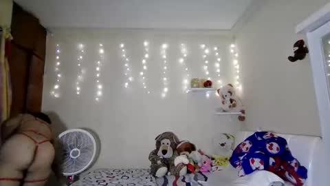 Snapshot of bombon_205661 chatting on 11-26-25, 01:17 Melanie online show from 11-26-25, 01:17