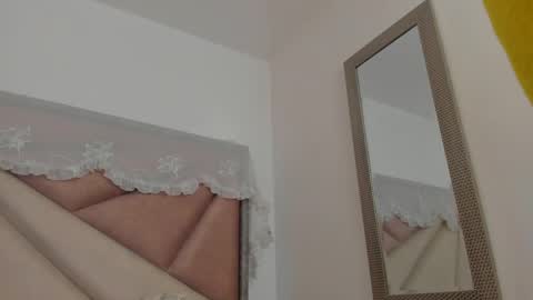 Snapshot of bonniecute_ chatting on 06-04-26, 12:05 online show from 06-04-26, 12:05