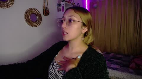 Snapshot of bonny_clyde_xx_ chatting on 12-14-24, 05:51 Soffy Brooks Independent model online show from 12-14-24, 05:51