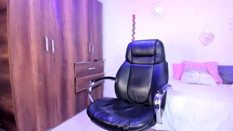 Snapshot of bonny_greylm chatting on 12-17-25, 05:30 sofia online show from 12-17-25, 05:30