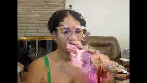 Snapshot of bonvivantb chatting on 12-18-25, 03:07 Queen Bon Vivantt online show from 12-18-25, 03:07