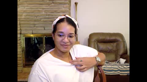 Snapshot of bonvivantb chatting on 12-19-25, 06:59 Queen Bon Vivantt online show from 12-19-25, 06:59