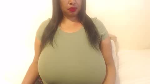 Snapshot of boobyqueen24 chatting on 10-21-25, 08:26 boobyqueen online show from 10-21-25, 08:26