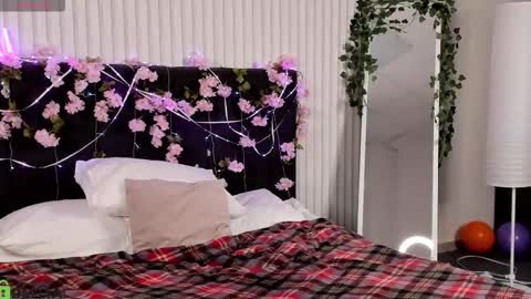 Snapshot of booozekirs_ chatting on 11-12-25, 03:18 Milena online show from 11-12-25, 03:18