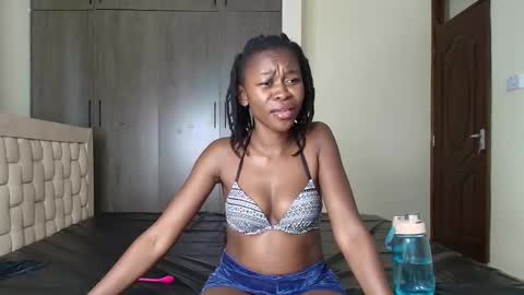 Snapshot of booty_queen001 chatting on 01-31-25, 01:02 Heather online show from 01-31-25, 01:02