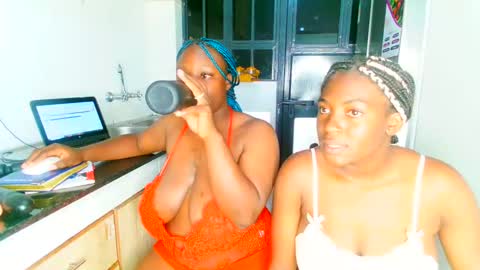 Snapshot of bootylicious_1_ chatting on 02-03-25, 09:18 vee online show from 02-03-25, 09:18