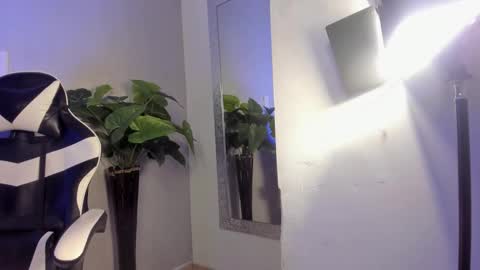 Snapshot of brand_collins chatting on 12-19-25, 09:27 Brand online show from 12-19-25, 09:27