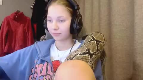 Alice online show from 11-04-25, 04:28