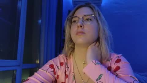 Snapshot of brandy__stars chatting on 01-11-26, 01:27 Belle online show from 01-11-26, 01:27