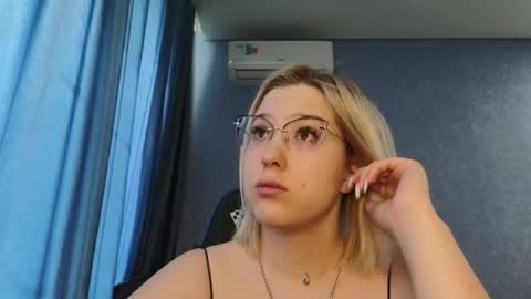 Snapshot of brandy__stars chatting on 05-28-26, 04:43 Belle online show from 05-28-26, 04:43