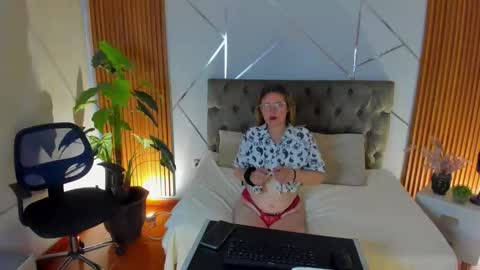 Snapshot of brenda_hertz chatting on 12-16-25, 11:26 BRENDA online show from 12-16-25, 11:26